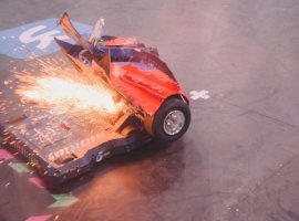 Московский робот «Буревестник» готовится выйти на арену чемпионата «Битва роботов» - изображение 1