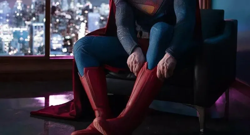 Джеймс Ганн показал обувающегося Супермена - изображение 1