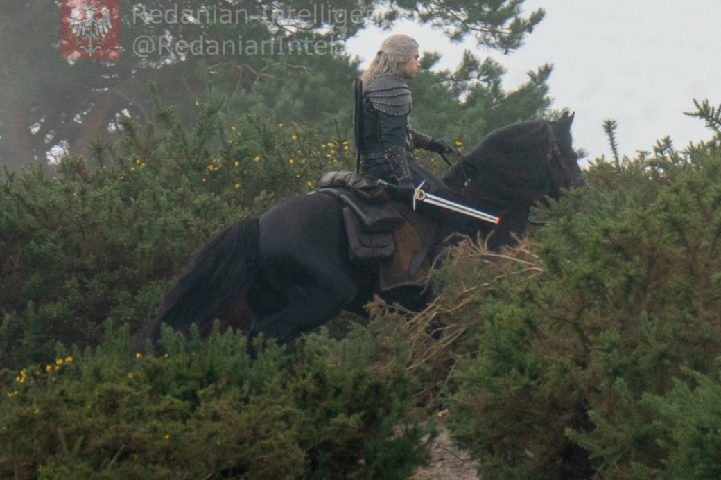 Галерея На свежих фото со съёмок «Ведьмака» Геральт пересел на новую лошадь - 6 фото