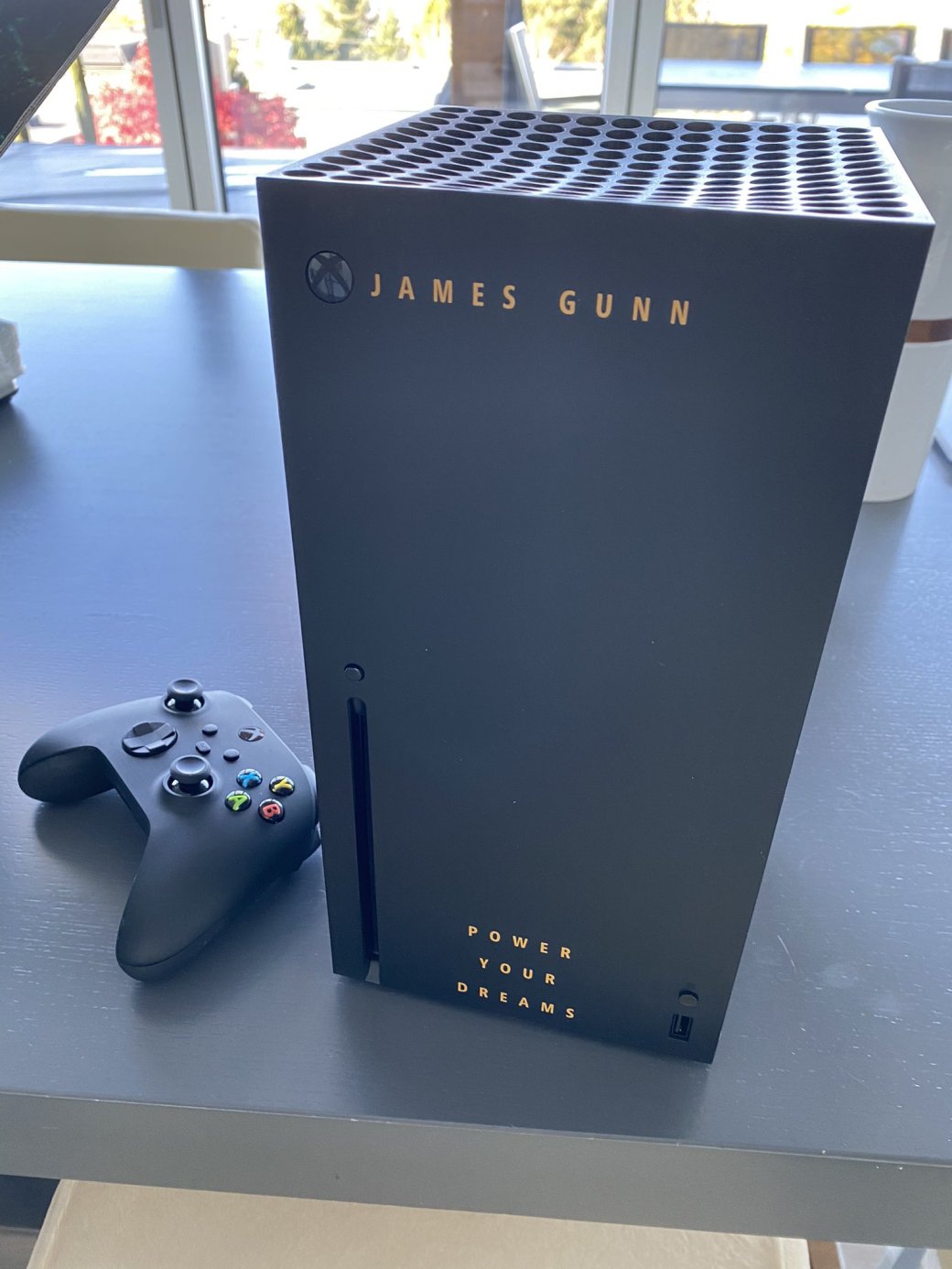 Галерея Джеймс Ганн получил фирменный Xbox Seriex X, на который ждёт Cyberpunk 2077 - 2 фото