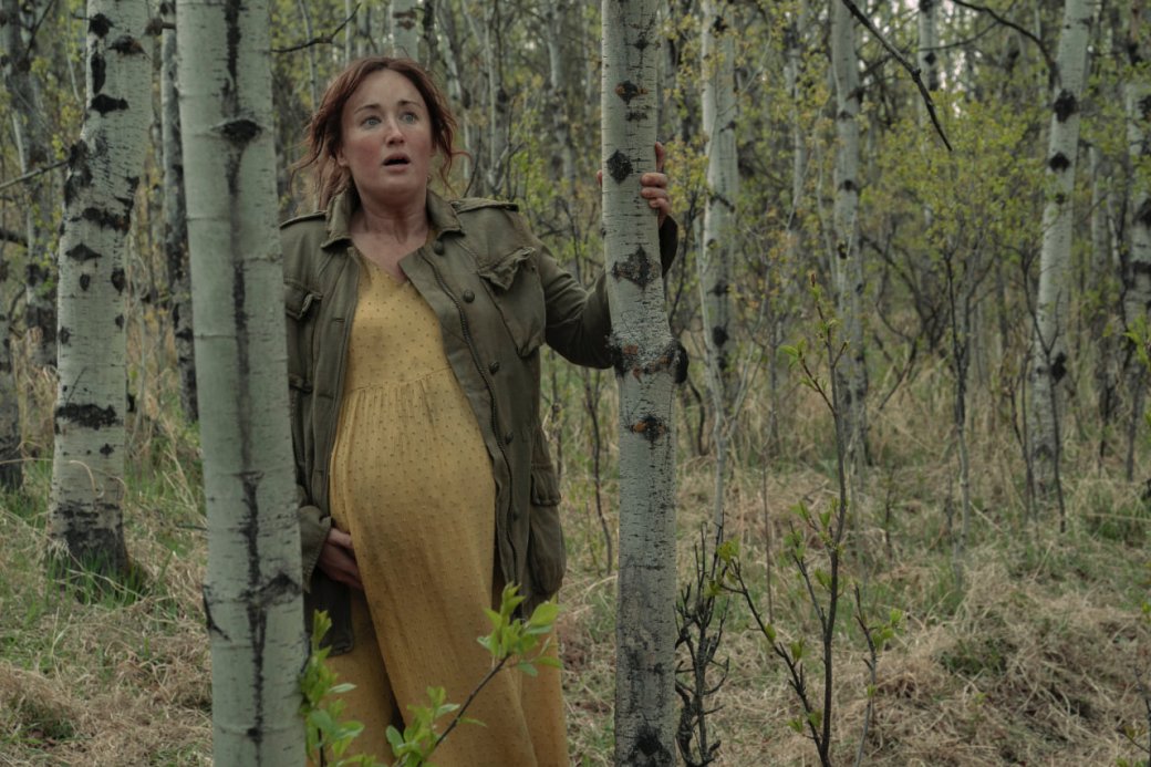 Галерея Эшли Джонсон в роли мамы Элли на новых кадрах The Last of Us от HBO - 5 фото