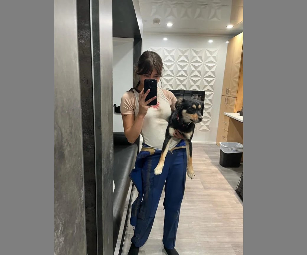 Галерея На фото со съёмок «Фоллаута» Элла Пернелл показала модели Когтя Смерти и радскорпиона - 10 фото