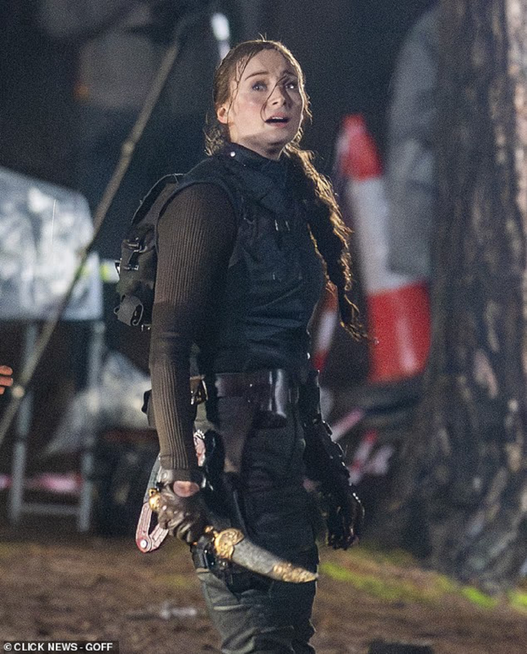 Галерея На новых кадрах со съёмок сериала Tomb Raider показали уставшую Лару Крофт и её друга Зипа - 16 фото