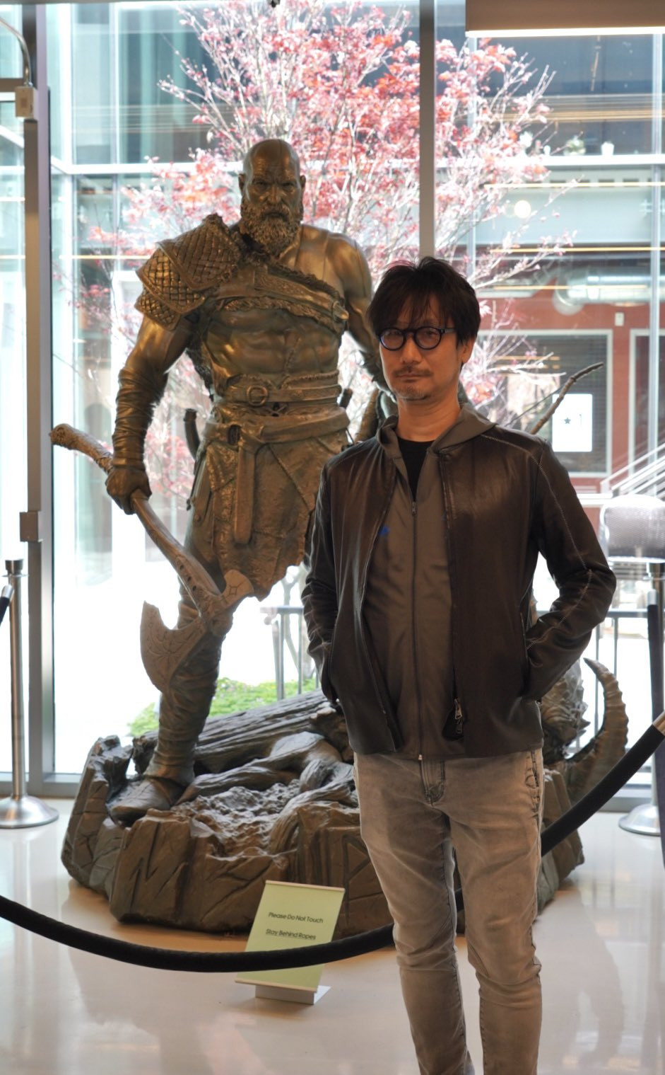 Галерея Эль Фаннинг, разработка Death Stranding 2 и God of War на свежих фото Хидео Кодзимы - 2 фото