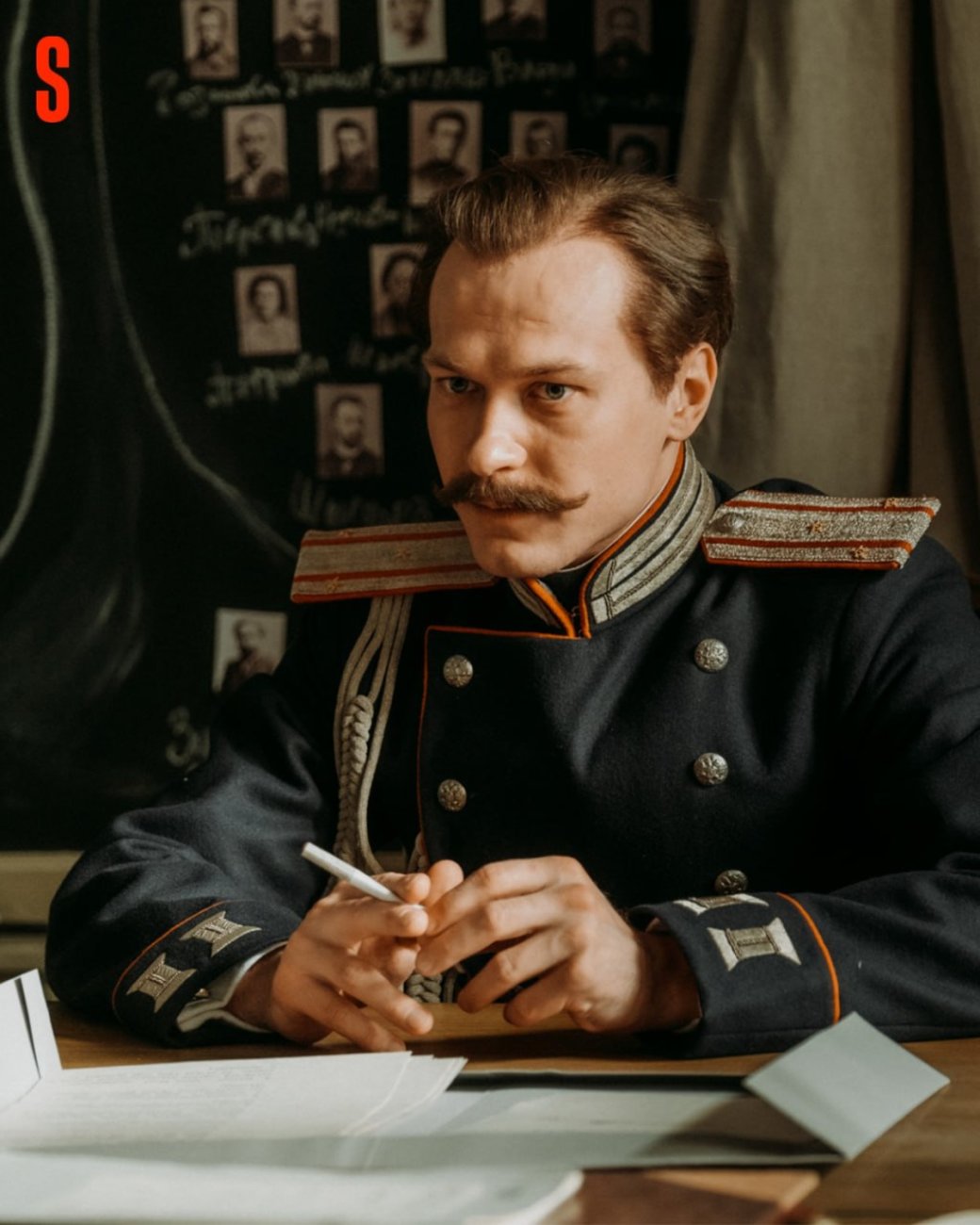Галерея Авторы сериала «Хроники русской революции» показали персонажа Юры Борисова - 2 фото