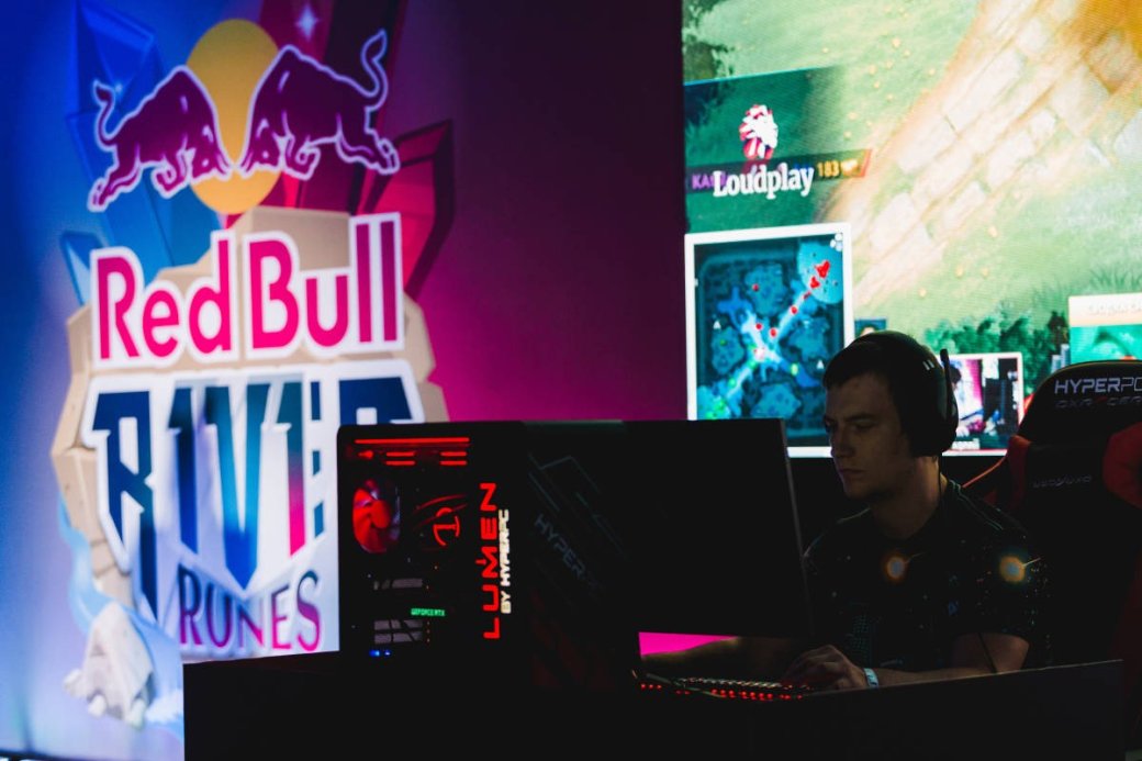 Галерея Red Bull провела турнир по Dota 2 в формате R1v1r Runes - 4 фото