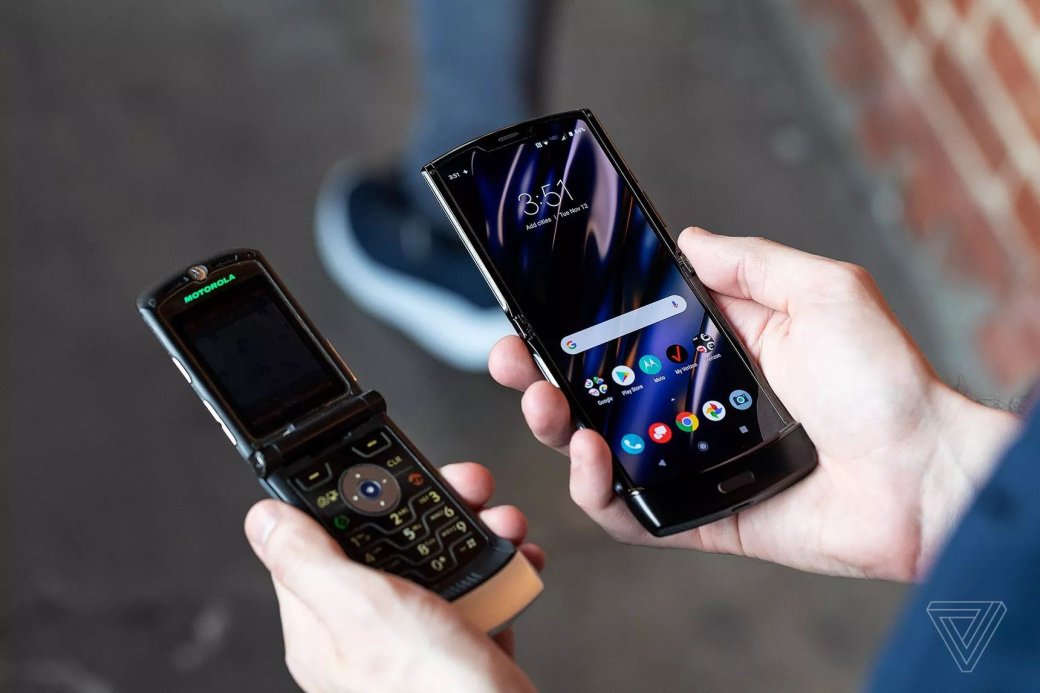 Галерея Складной смартфон Motorola RAZR c гибким экраном представлен официально - 3 фото