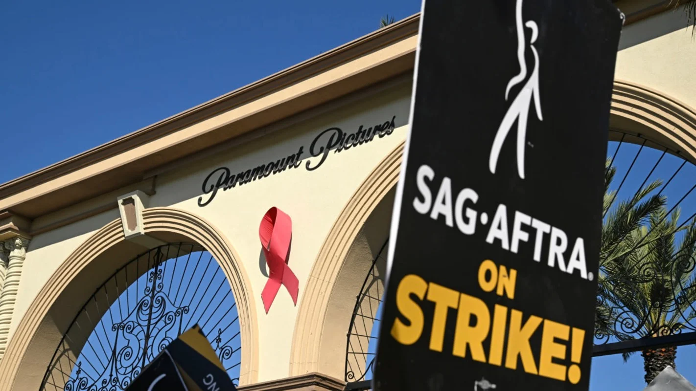 Обложка: логотип Гильдии актёров США и Paramount Studios