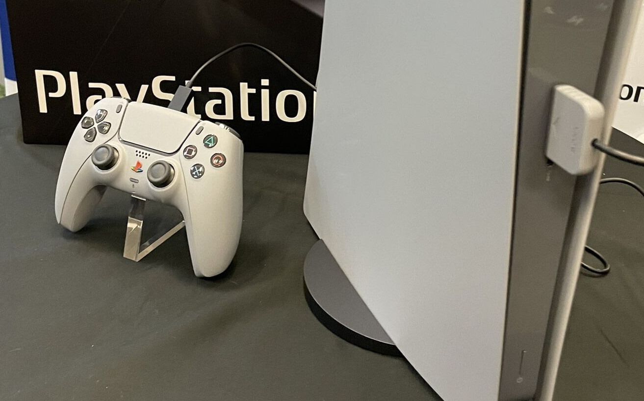 Обложка: фотография сотрудника PlayStation