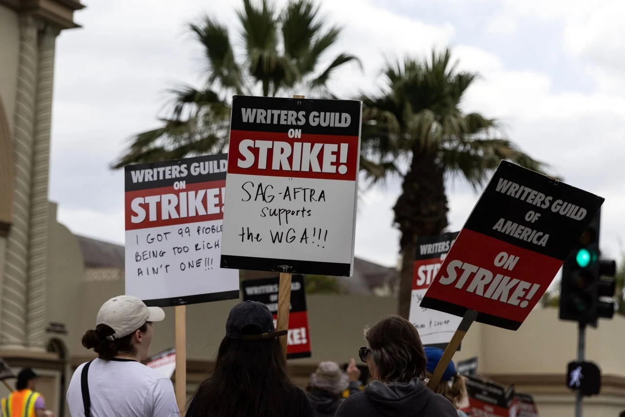 Titelbild: Demonstranten beim US-amerikanischen Schriftstellerstreik