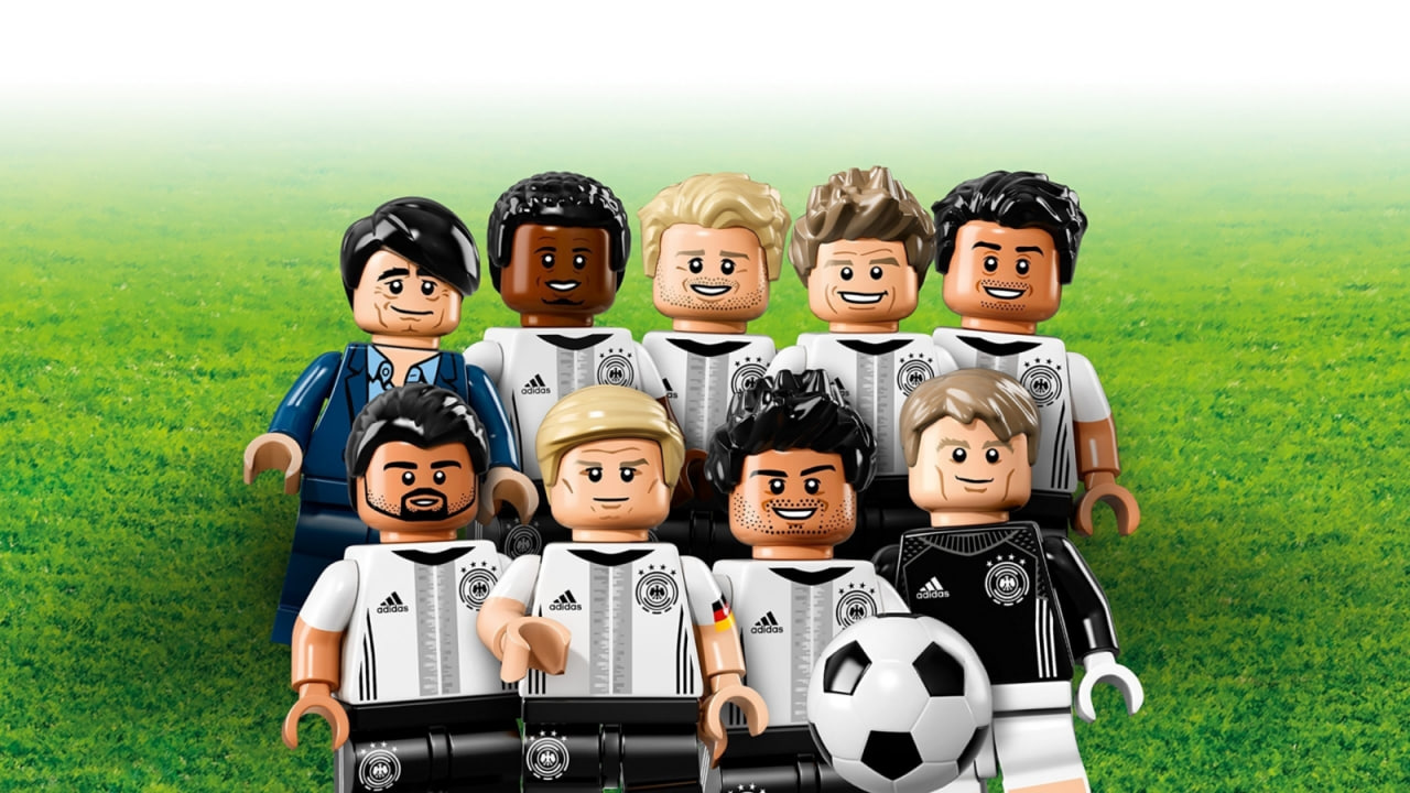 Обложка: фигурки LEGO-футбола