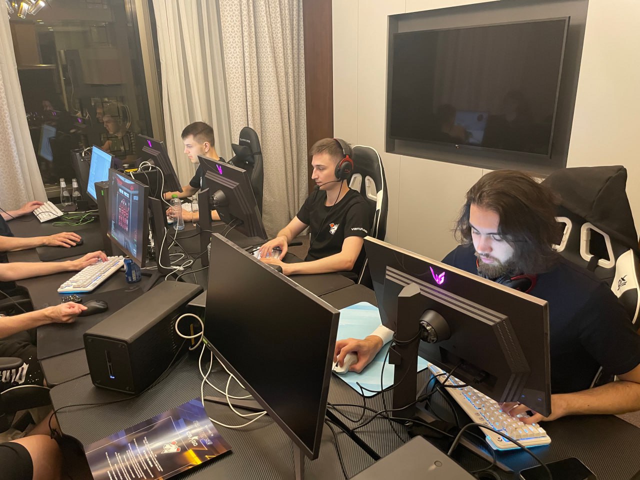 Обложка: Virtus.pro