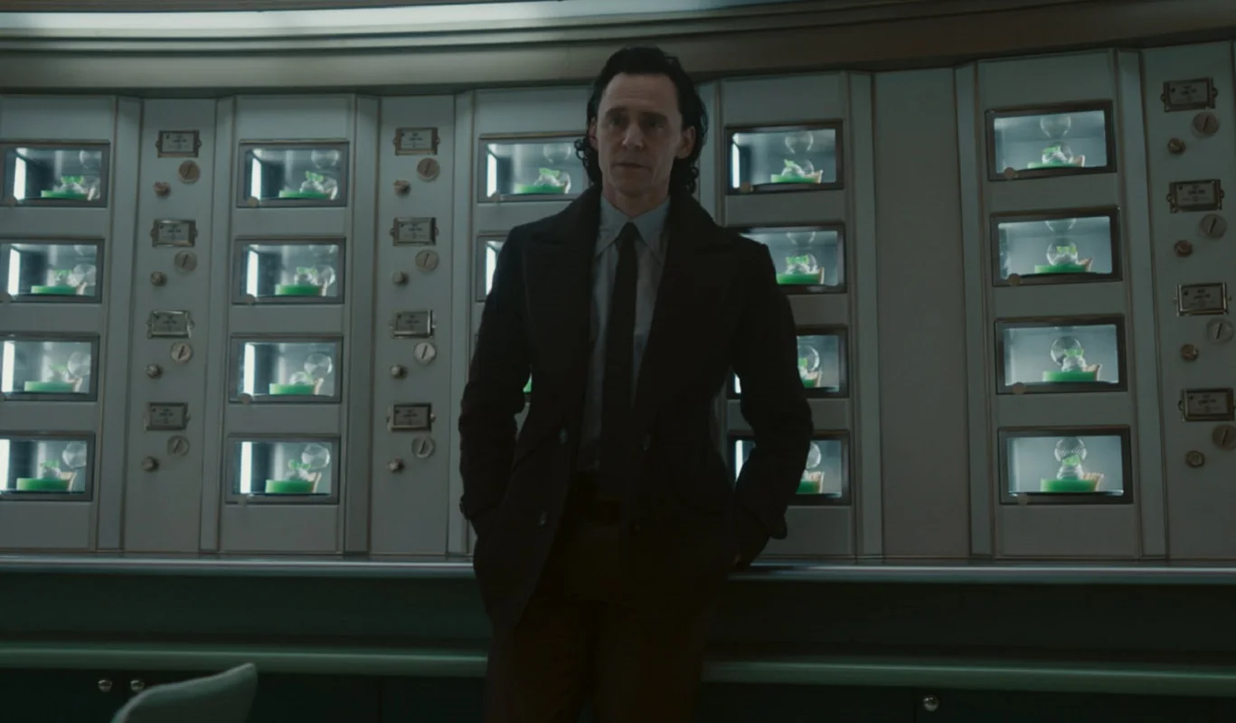 Couverture : Image tirée de la saison 2 de Loki