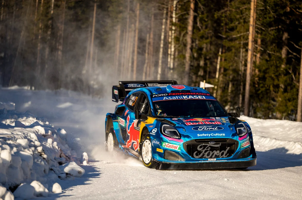 Couverture : photo similaire à l'illustration clé d'EA Sports WRC (par Nikos Katikis / DPPI)