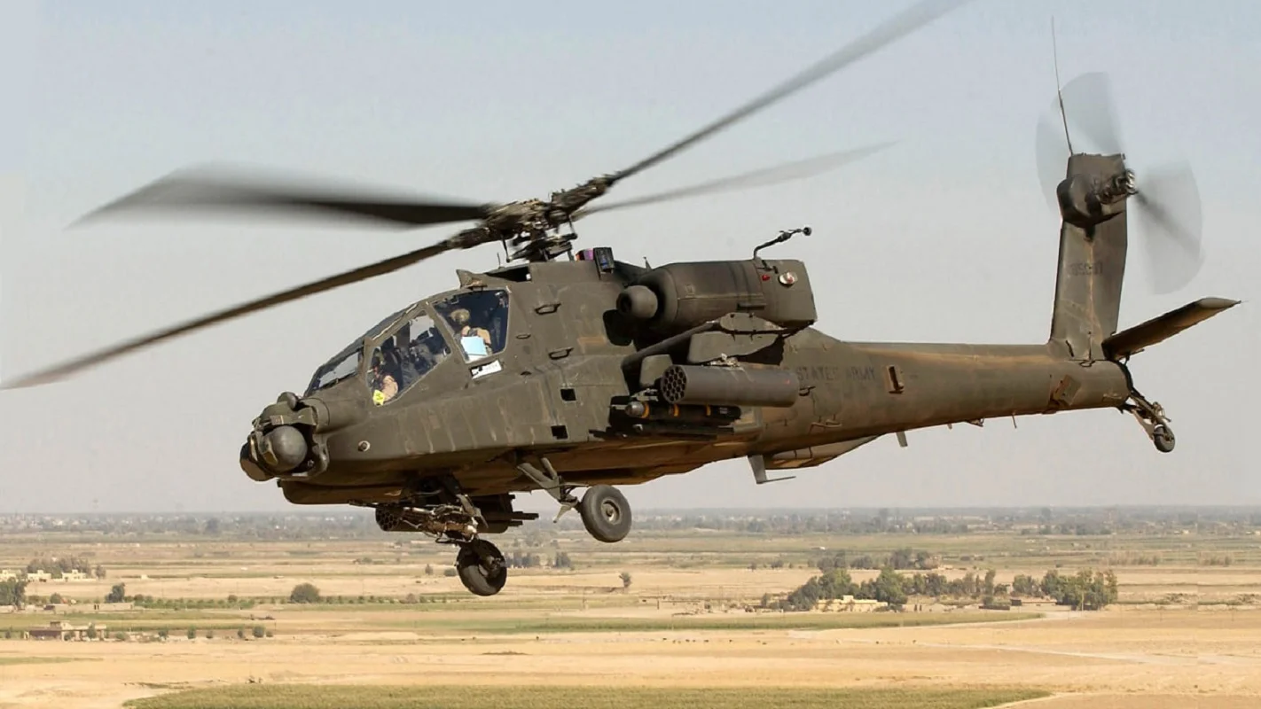 Couverture : hélicoptère de combat AH-64D Apache Longbow