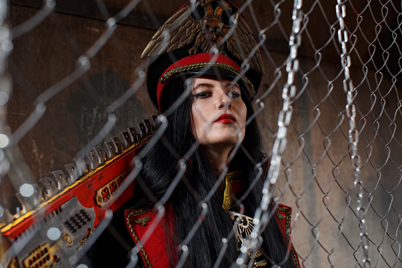 Россиянка предстала в ярком образе Commissar из Warhammer 40K - изображение обложка