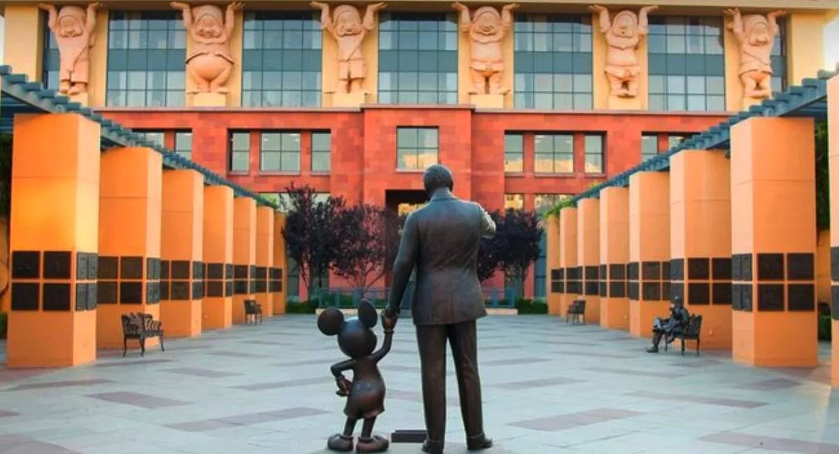 Перед офисом The Walt Disney Company