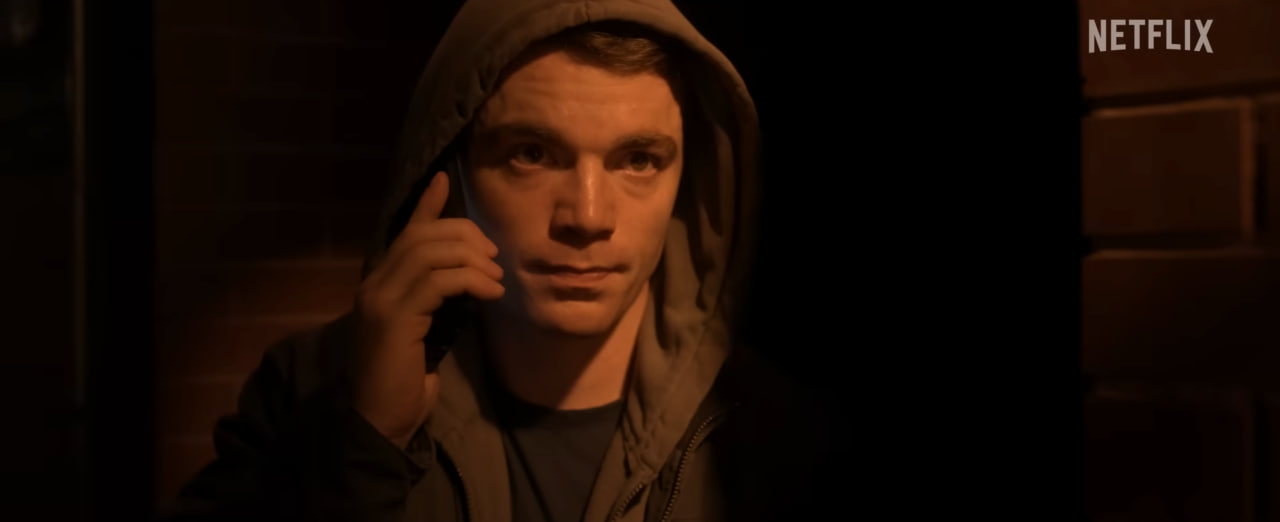 Обложка: кадр сериала «Ночной агент»