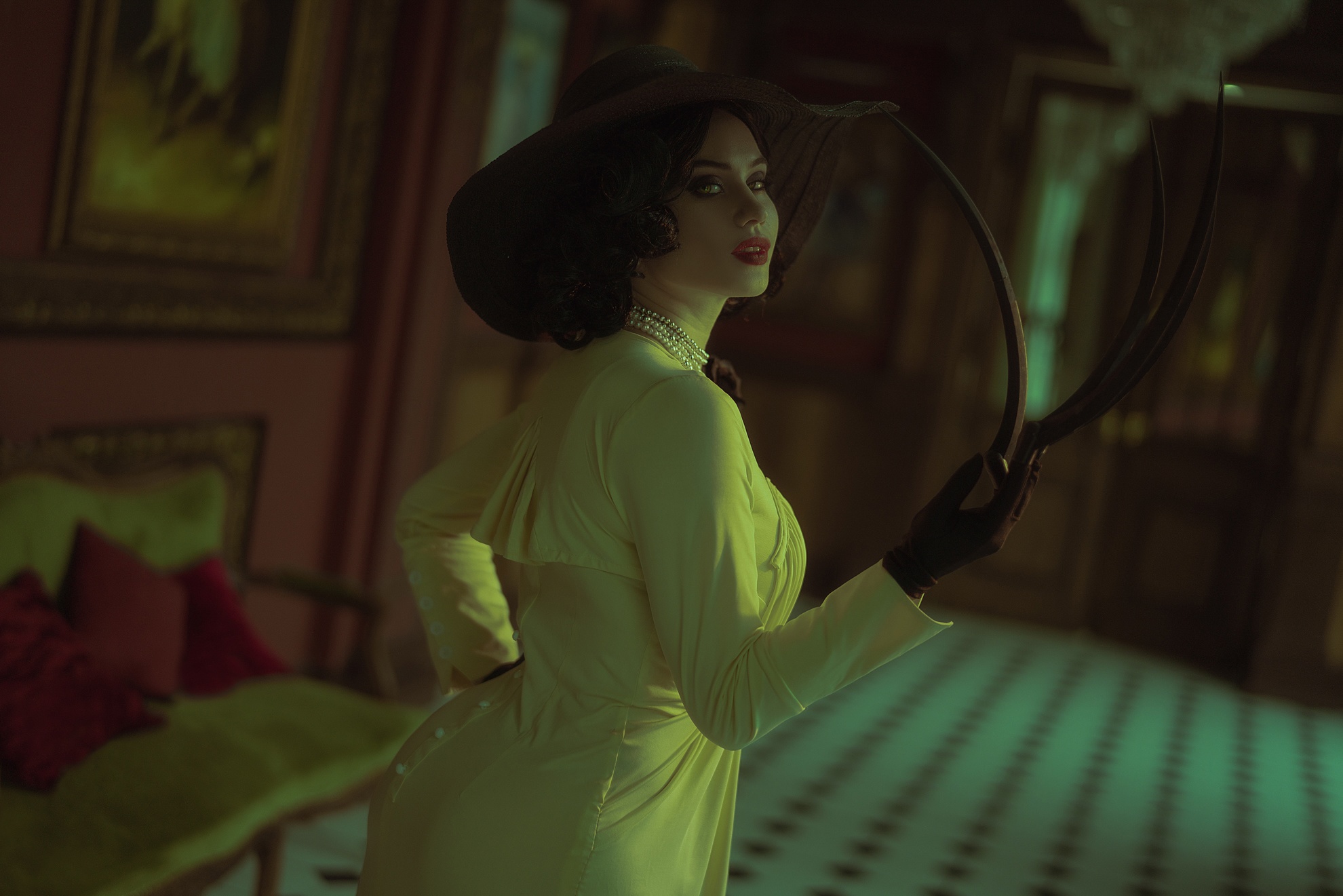 Косплеер показала нежную Леди Димитреску из Resident Evil Village - изображение обложка