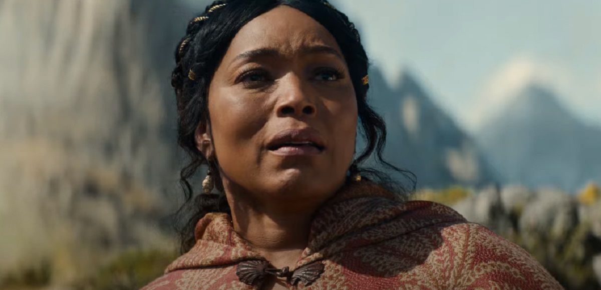 Обложка: кадр из трейлера «Девица»