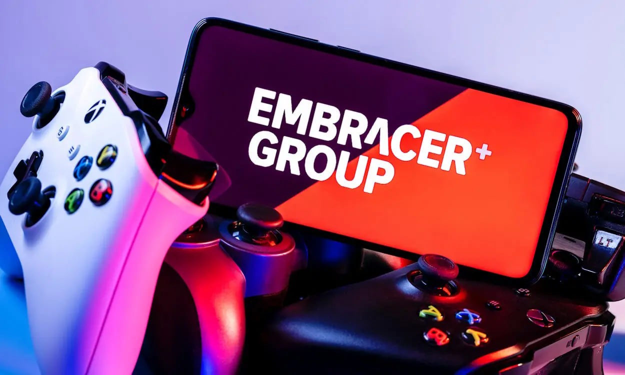 Обложка: логотип Embracer Group