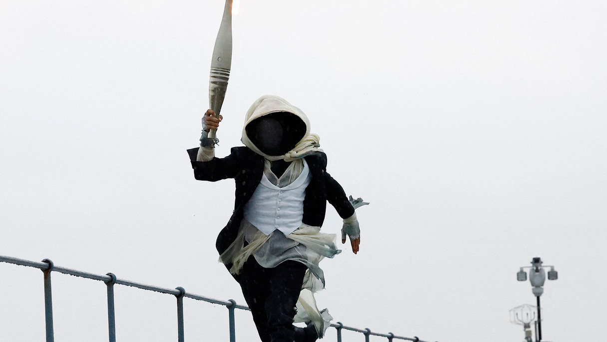 Арно из Assassin's Creed Unity пронёс олимпийский огонь на открытии Олимпийских Игр в Париже