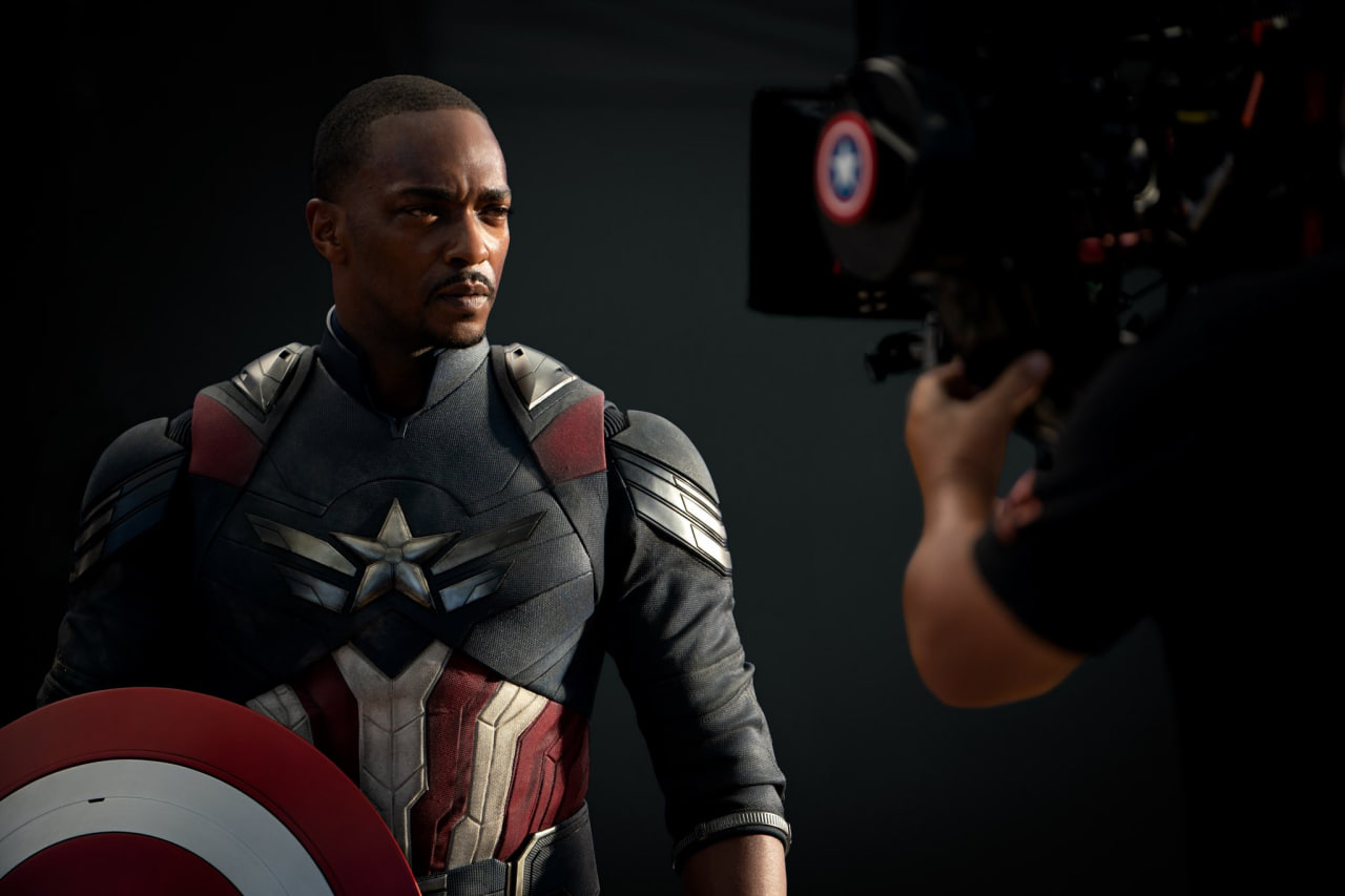 Сэм Уилсон в костюме появился на новом кадре со съёмок «Капитана Америки 4»