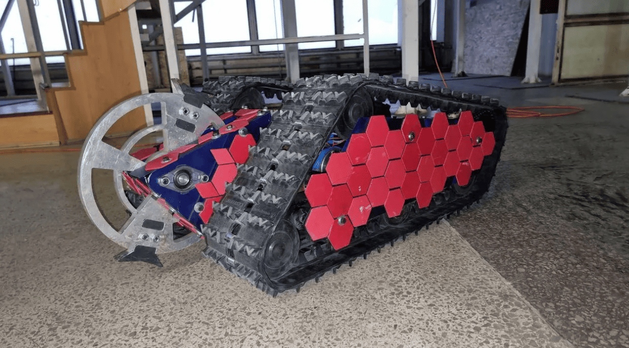 Команда из Фрязино разработала гусеничного робота «RedHorn 3»