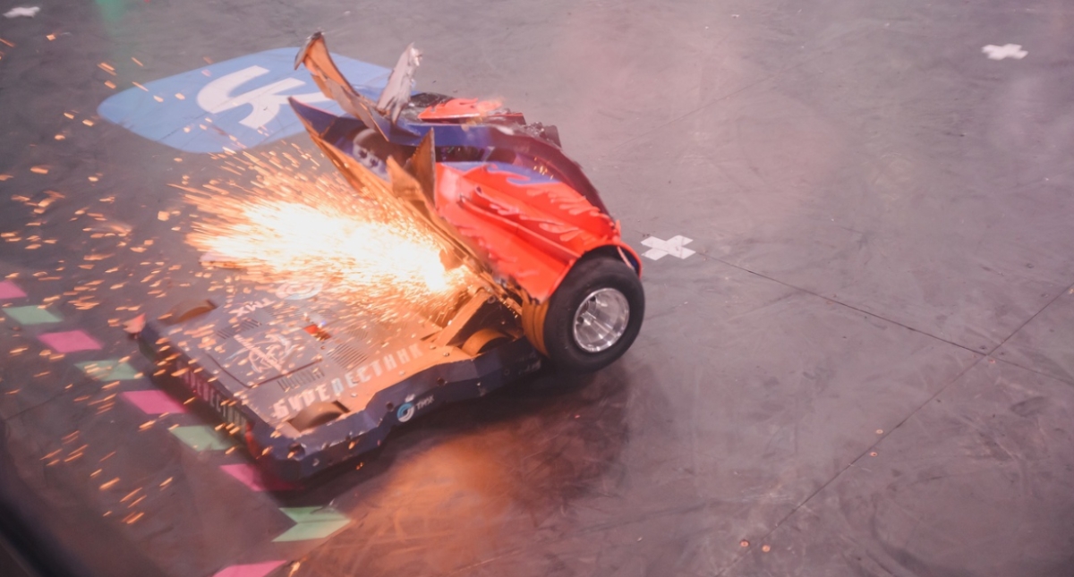 Московский робот «Буревестник» готовится выйти на арену чемпионата «Битва роботов» - изображение обложка