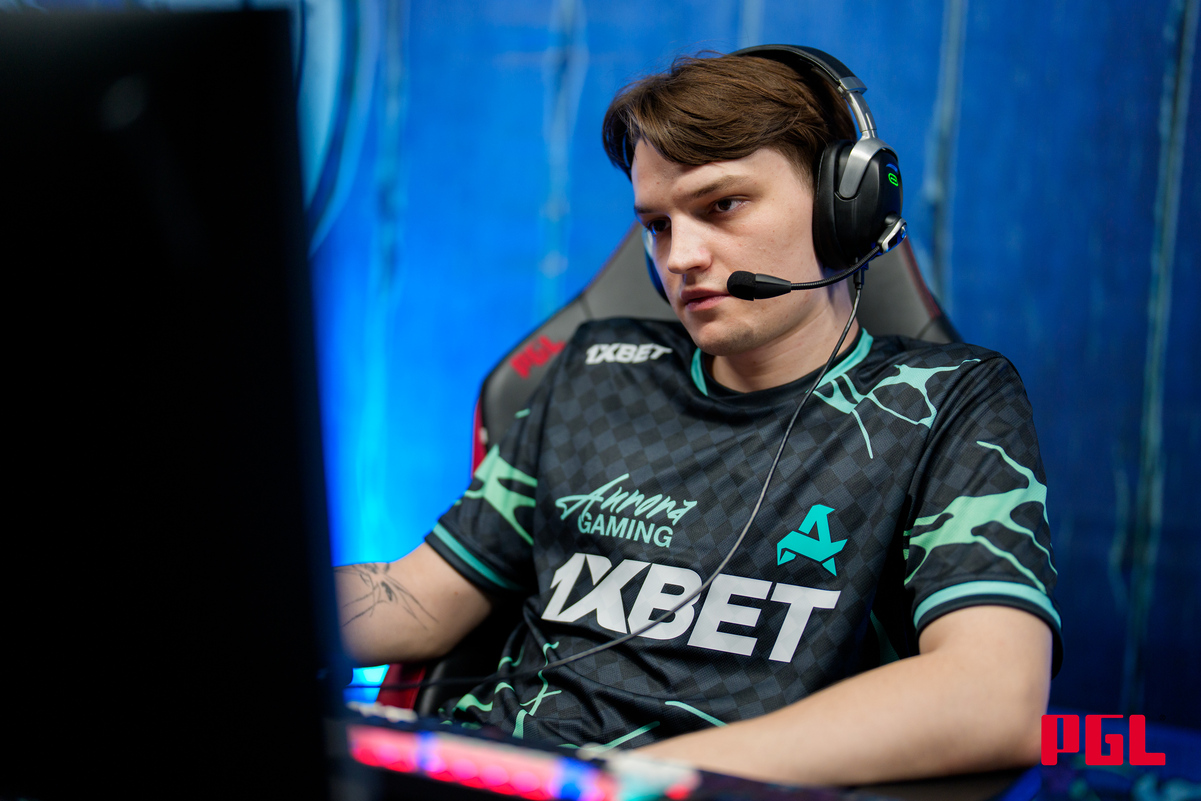 Aurora по Dota 2 может расстаться с Mira и Nightfall, а керри станет Smiling Knight​