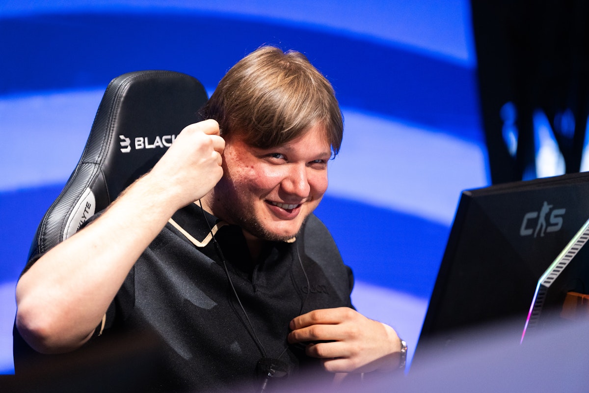 Звезда Counter-Strike 2 s1mple похвастался 10 тысячами кубков в Clash Royale