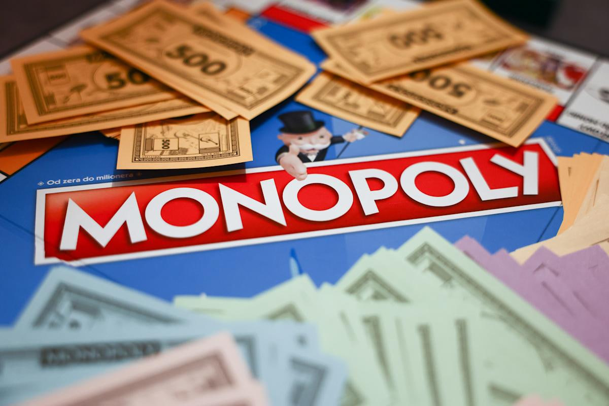 Обложка: игровая доска «Монополии»