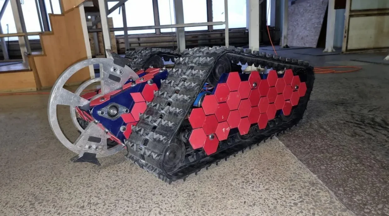 Команда из Фрязино создала робота-бульдозера