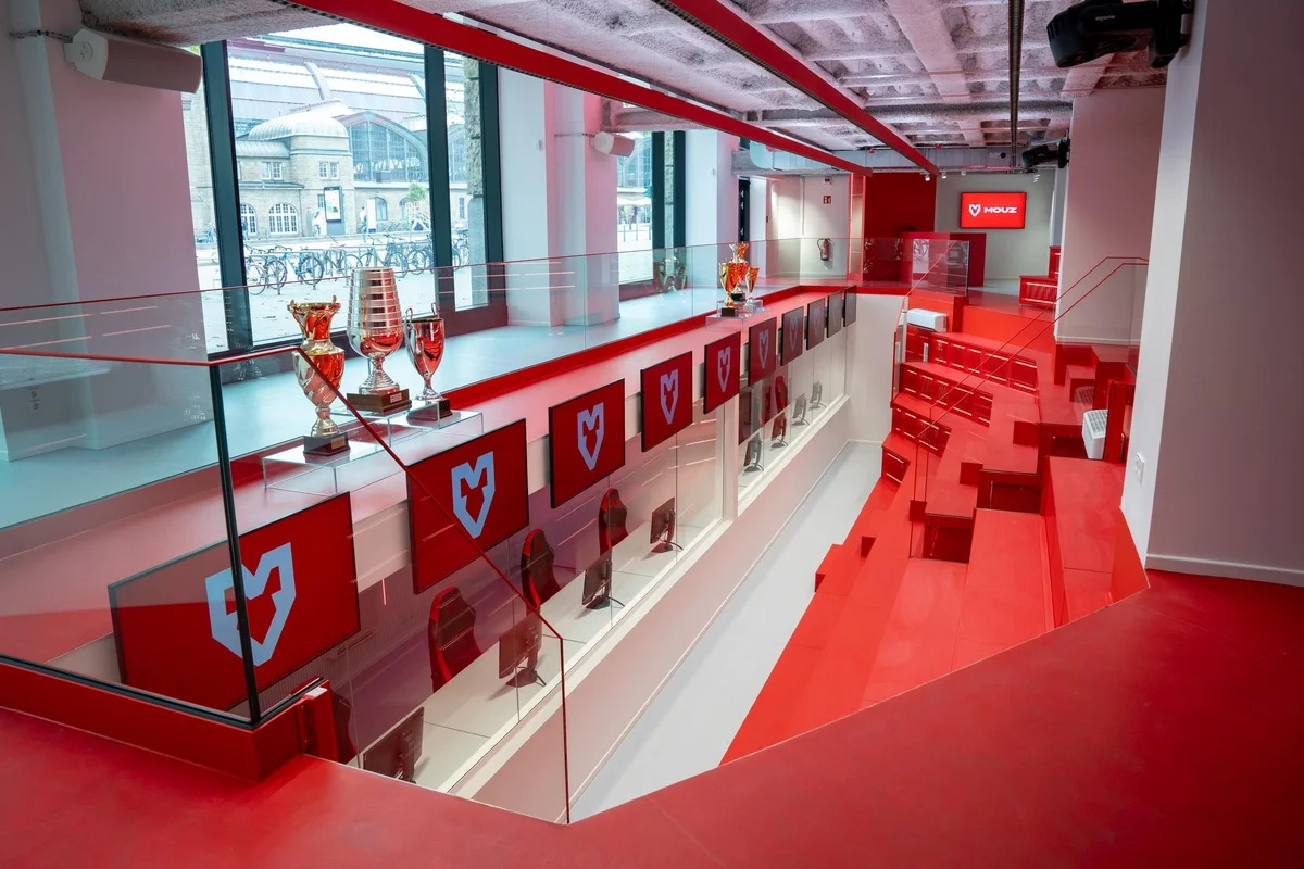 MOUZ превращает онлайн-квалификацию в оффлайн-шоу для фанатов в Гамбурге