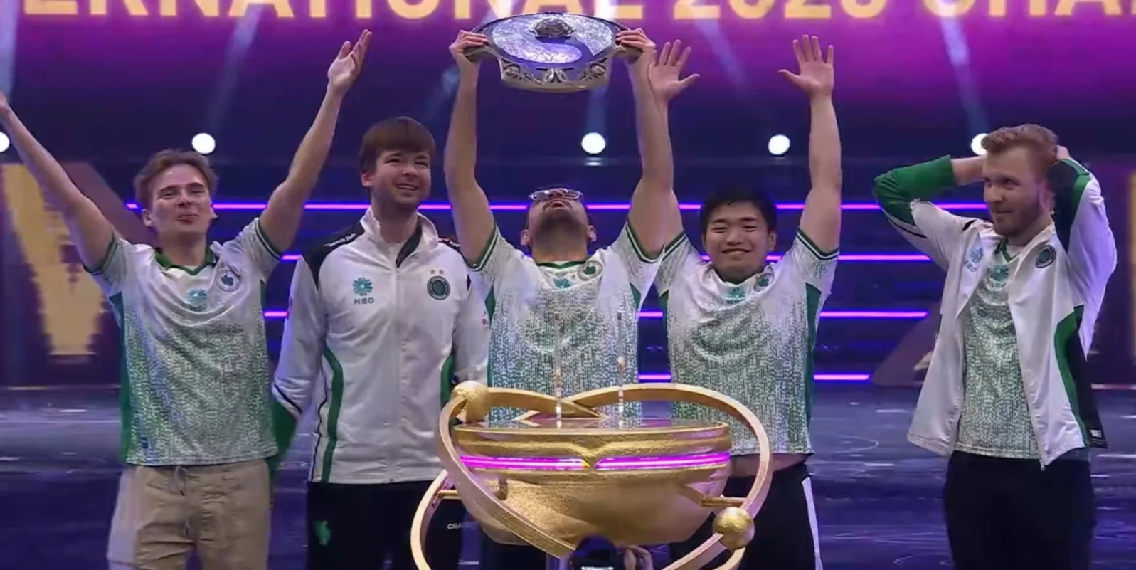 Team Falcons стала чемпионом The International 14 по Dota 2 — в тяжёлой борьбе команда обыграла Xtreme