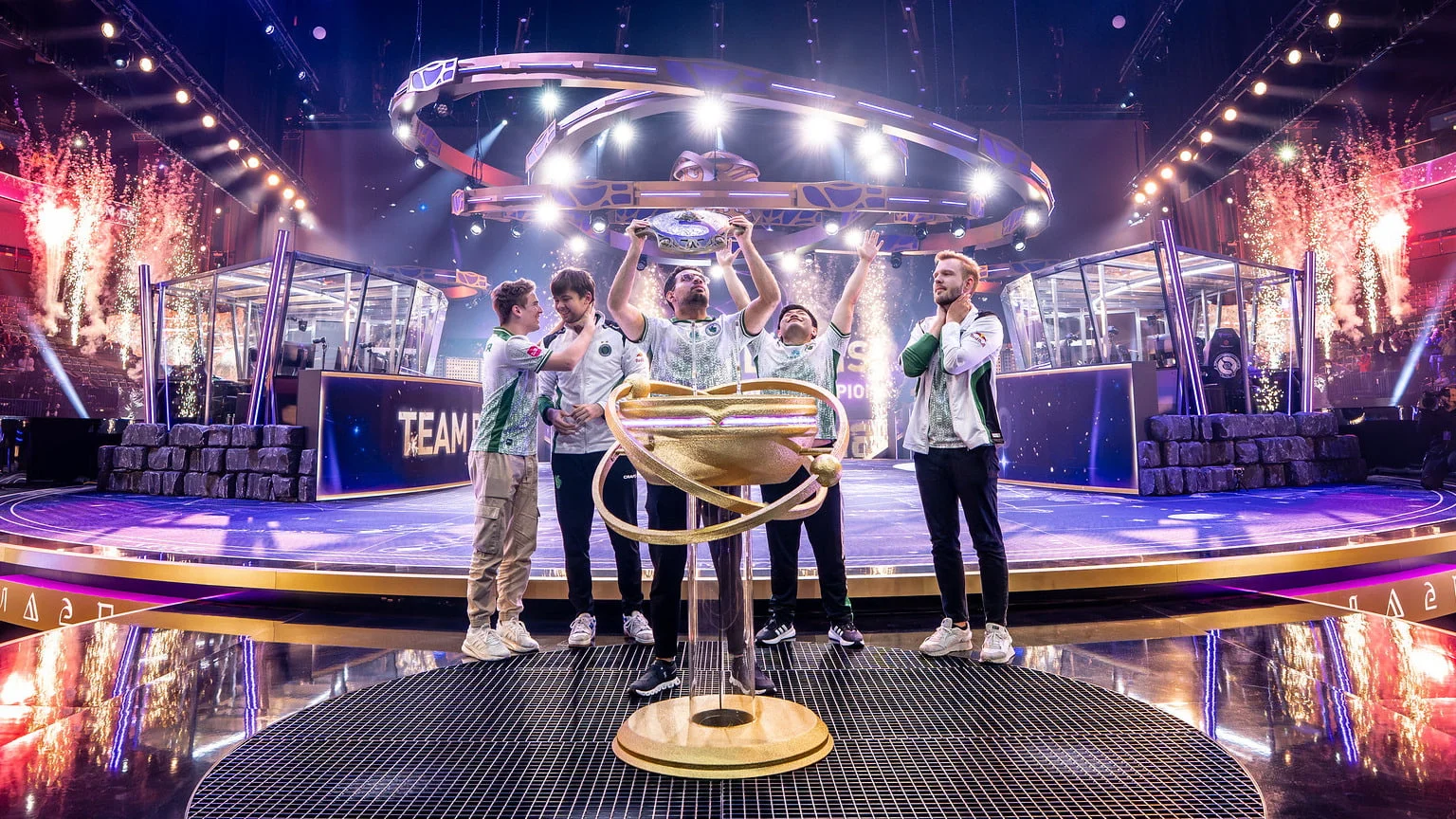 StrangeR предположил, что победа Falcons изменила планы Team Spirit по Dota 2