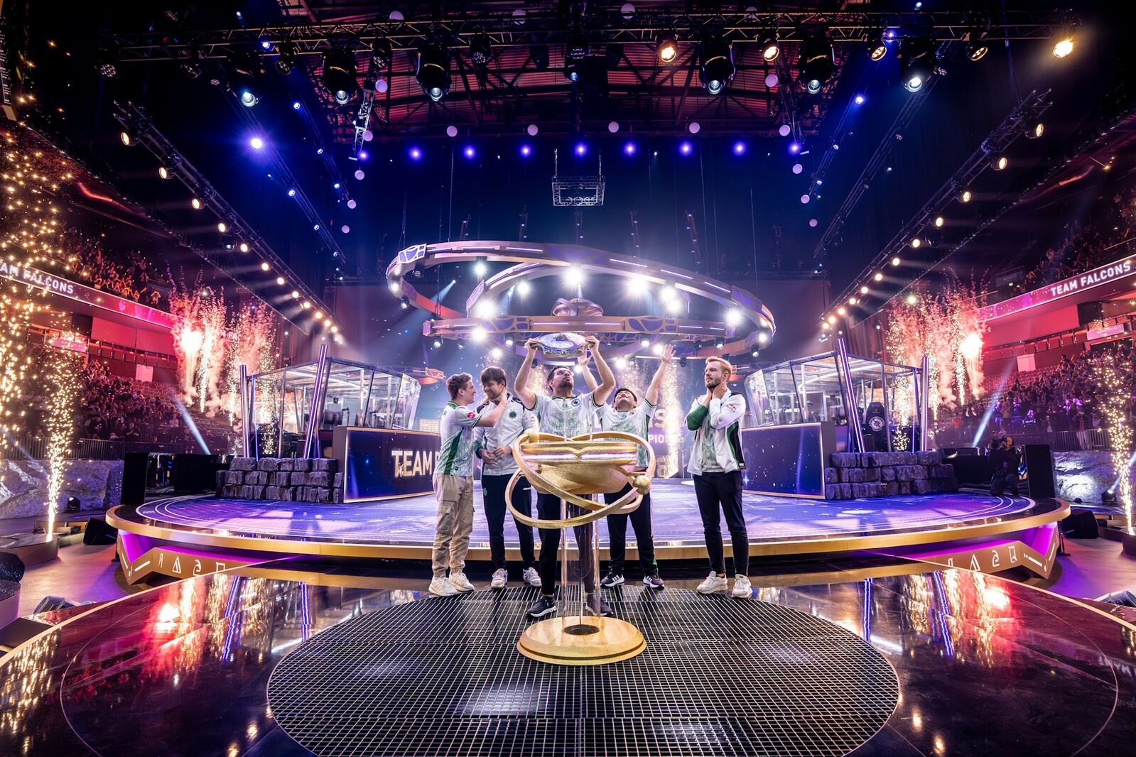 Менеджер Team Falcons по Dota 2 связал спад формы с выходом обновления патча 7.40​