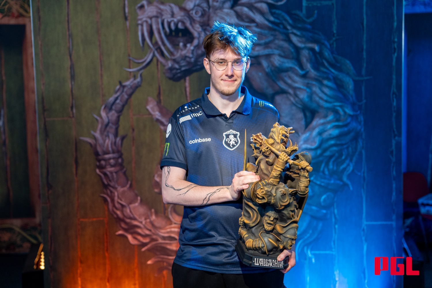 Аналитик Dota 2 назвал SabeRLight главным мошенником с огромной и незаслуженной зарплатой​