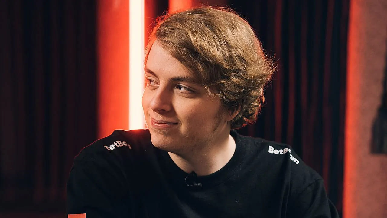 Керри Aurora по Dota 2 опроверг слух о замене мидера