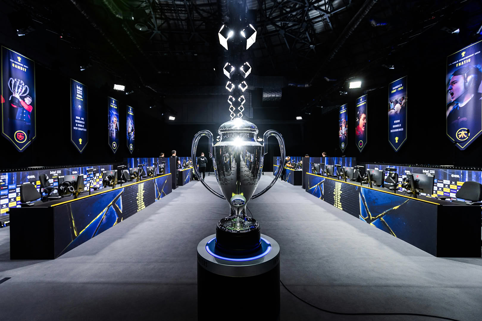 Обложка: IEM Kraków, фото - theMAKKU