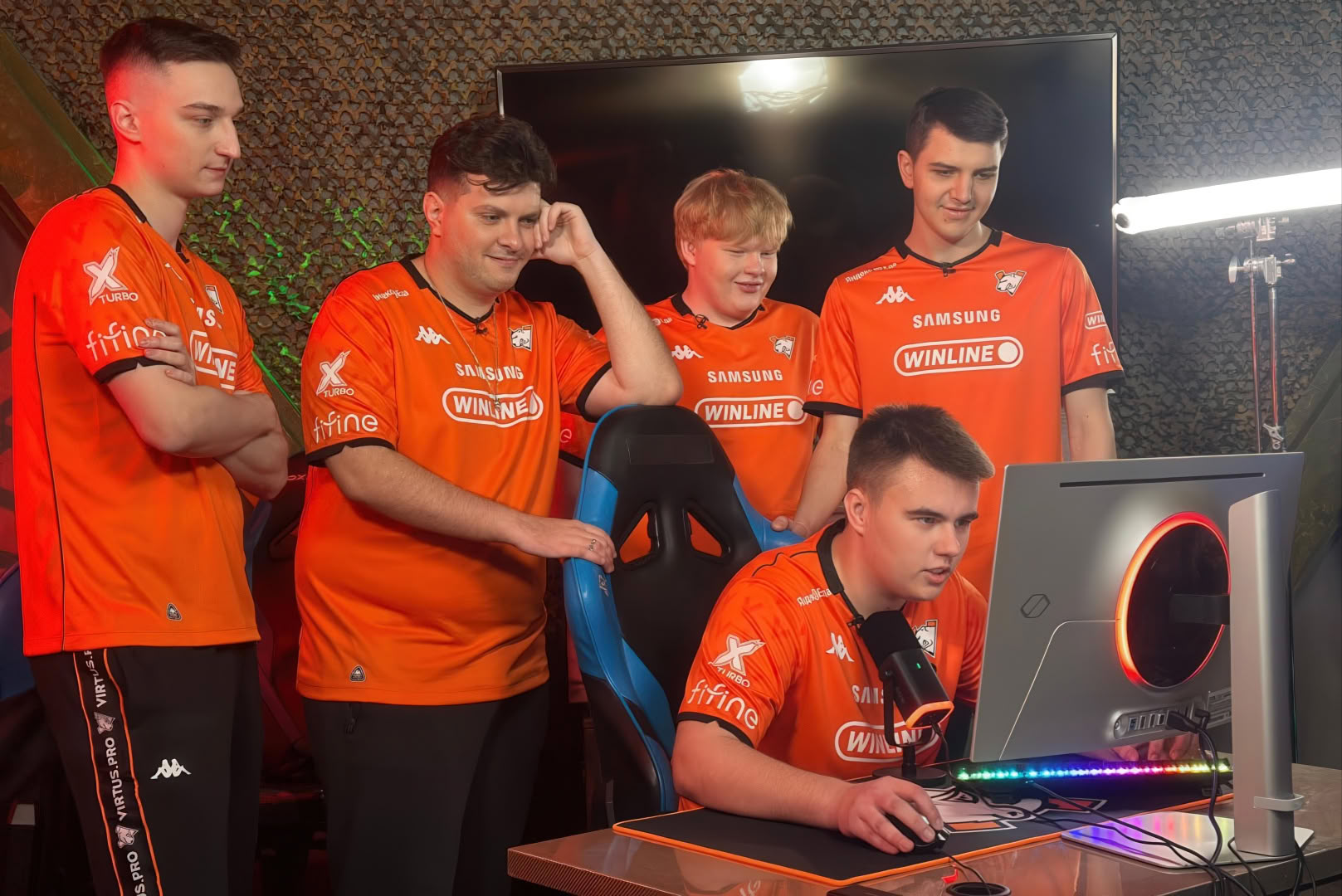 Обложка: команда Virtus.pro