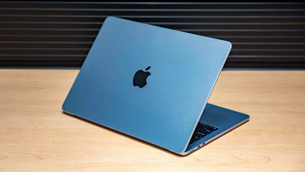 Apple столкнулась с дефицитом MacBook Air из-за кризиса комплектующих, заявил журналист