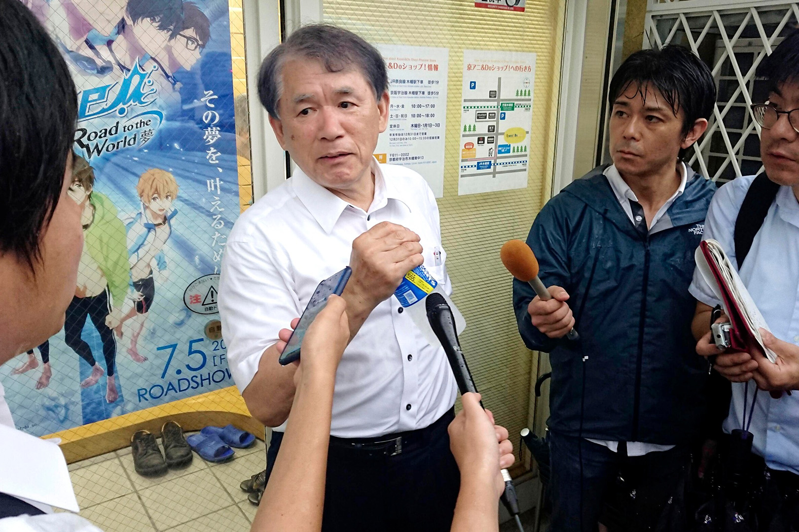 Хидэаки Хатта общается с журналистами.

Источник: Getty Images