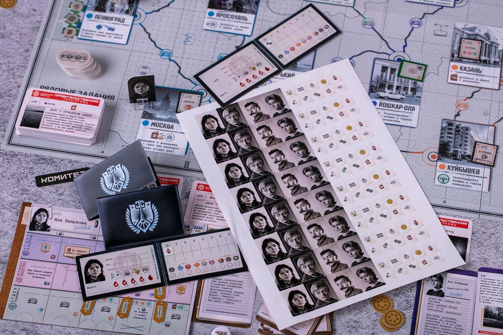 Каждый игрок на первой карте заводит своему персонажу личное удостоверение, которые нужно вручную подписывать и заполнять наклейками.

Источник: Тесера