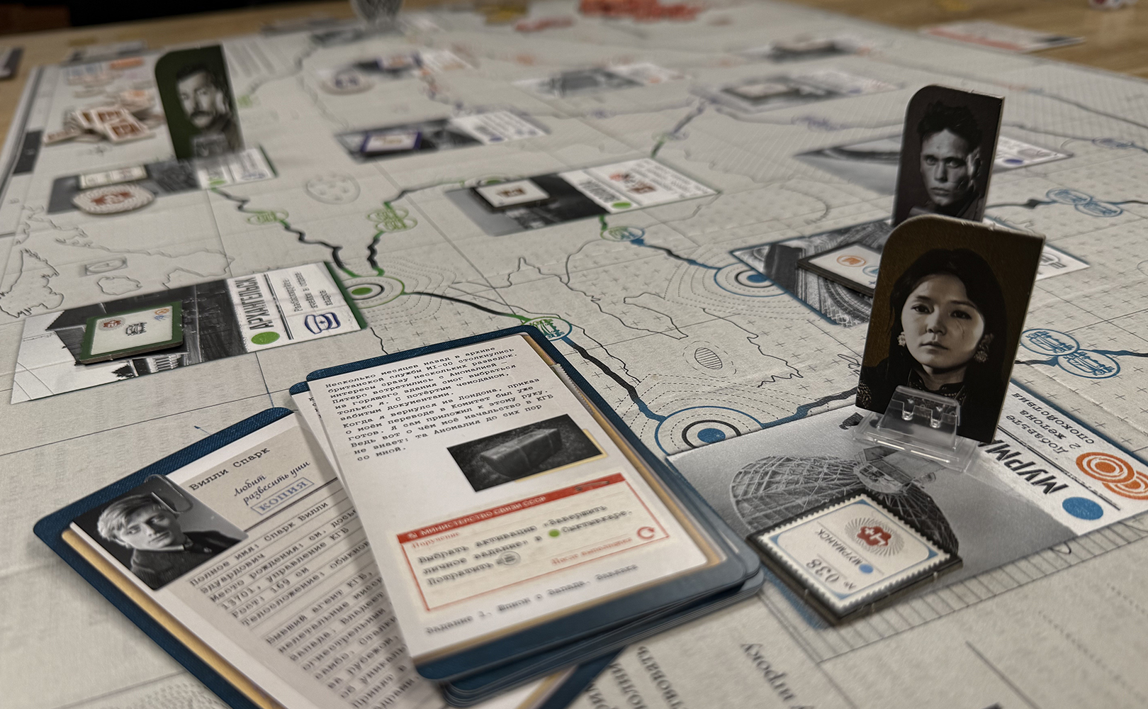 Личные истории персонажей оформлены в виде досье и открываются в формате книги.

Фотограф: Дмитрий Бублицкий