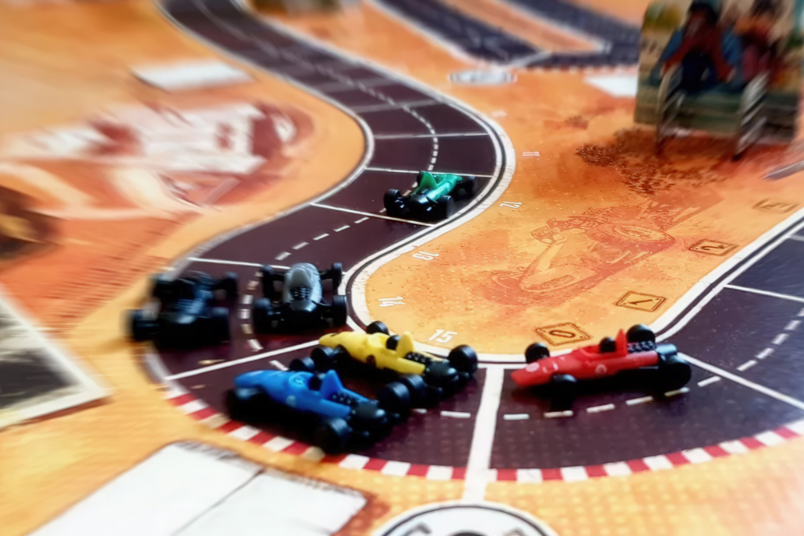 Настольная игра «Гонка: Жара на трассе»
Источник: BoardGameGeek
