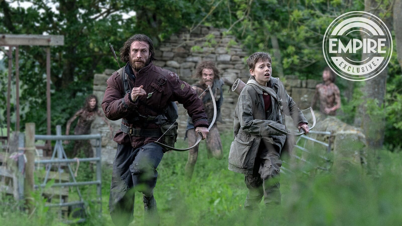На свежих кадрах фильма «28 лет спустя» появились Рэйф Файнс и Аарон Тейлор-Джонсон - фото 2
