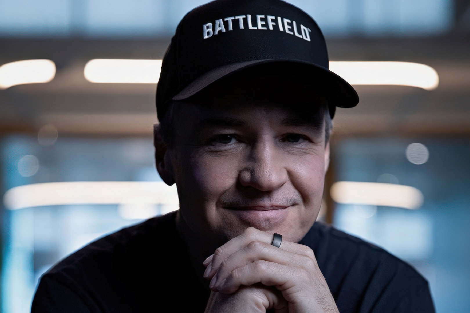 Винс почти всегда носил кепку.

Источник: Respawn Entertainment