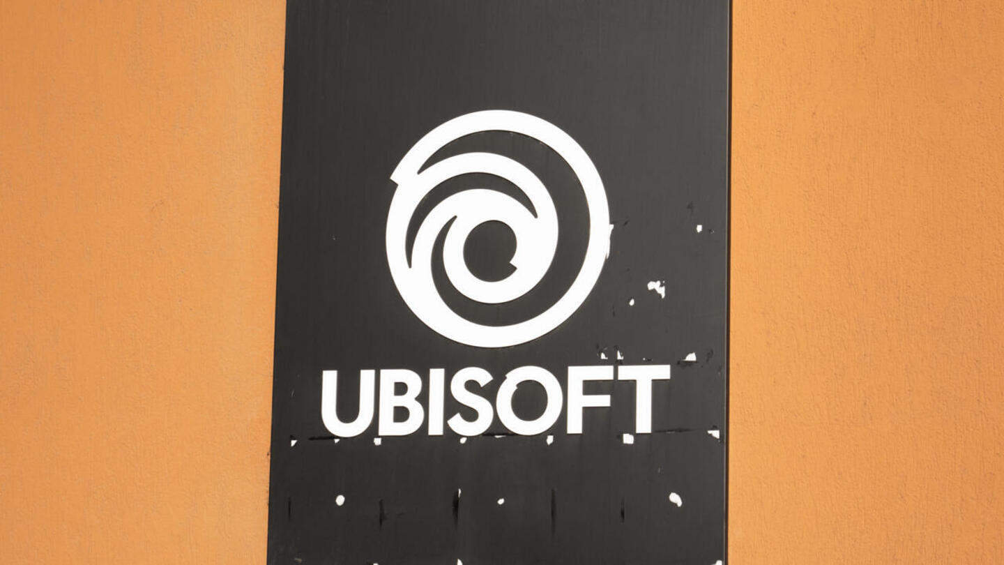 Логотип Ubisoft на фасаде студии Ubisoft в Париже.