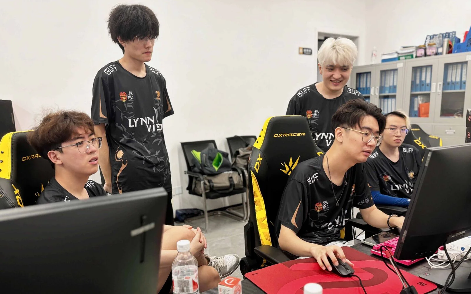 Virtus.pro уверенно проходит в FISSURE Playground 2